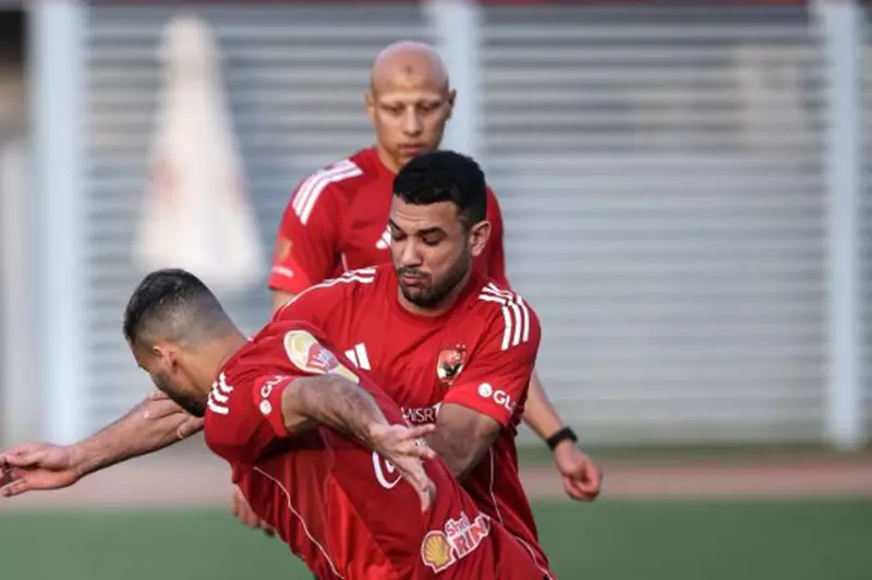 أزمة حمراء رغم صفقات الـ300 مليون.. من يقود دفاع الأهلي أمام الزمالك؟ 